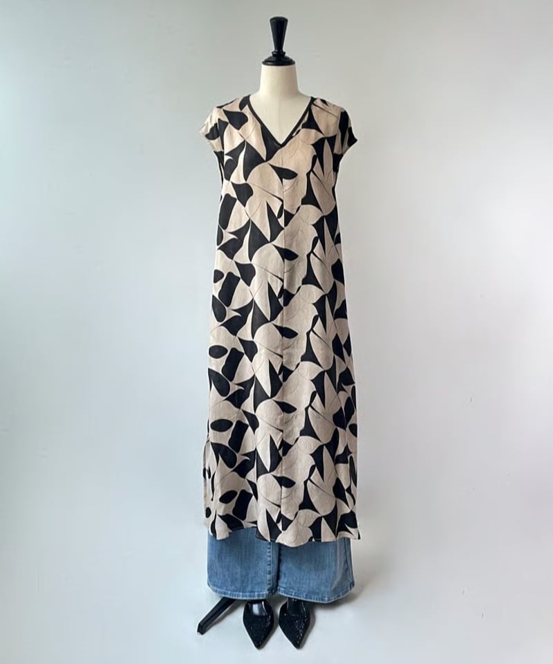 HERENCIA 幾何学プリント サテンツイル ドレス（ベージュ×ブラック