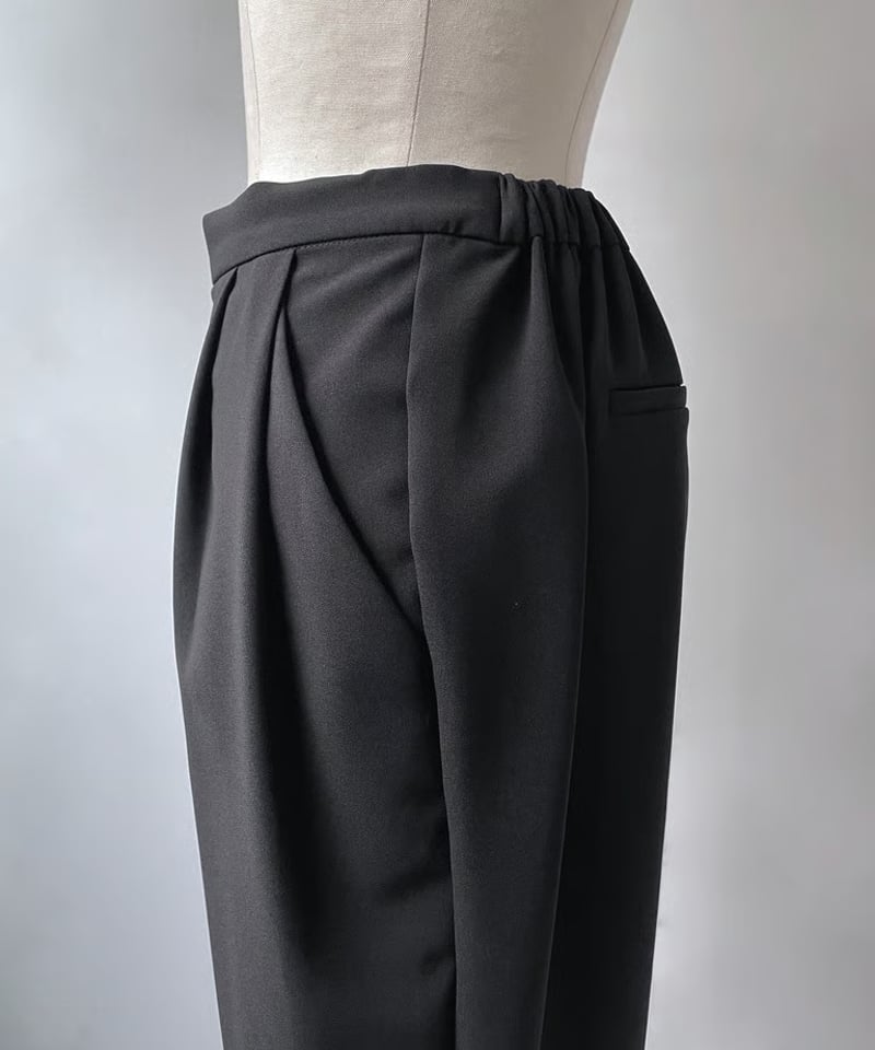 anana タック テーパードパンツ（ブラック） | HENNES_KURAKUEN