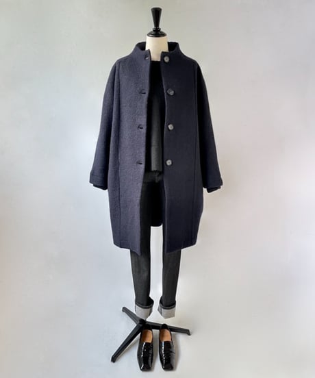mao made　圧縮ウール デザインラグラン モックネックコート（ネイビー）