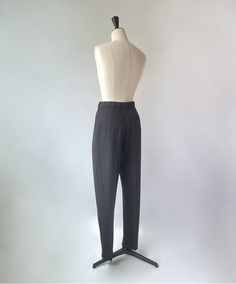 HERENCIA　ヘムスリット センターシーム テーパードパンツ（ブラック）