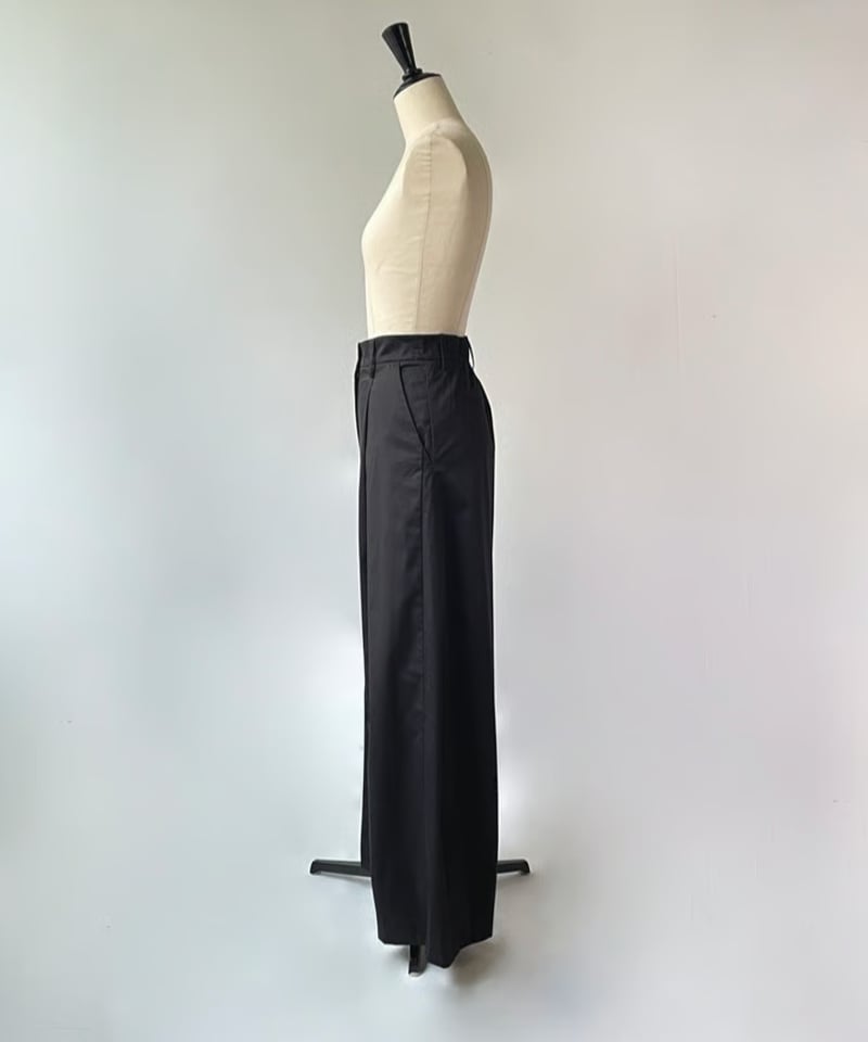 anana ストレッチサテン バレルパンツ（ブラック） | HENNES_KURAKUEN