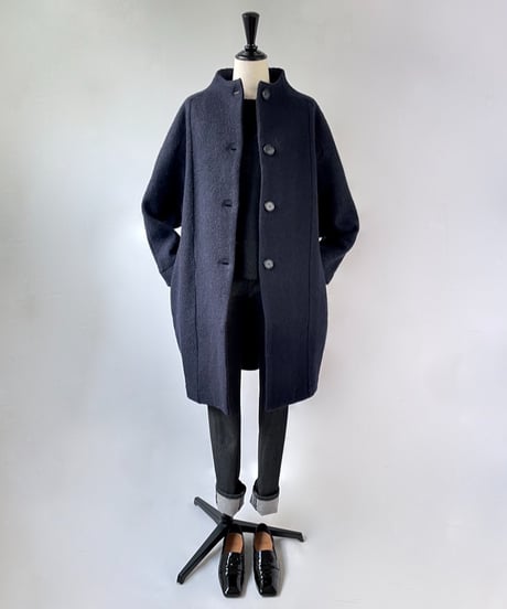mao made　圧縮ウール デザインラグラン モックネックコート（ネイビー）