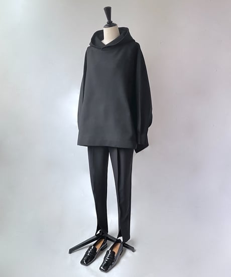 HERENCIA　ヘムスリット センターシーム テーパードパンツ（ブラック）