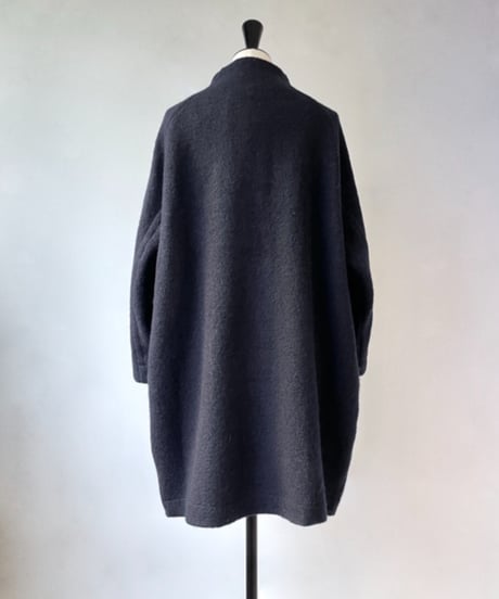 mao made　圧縮ウール デザインラグラン モックネックコート（ネイビー）