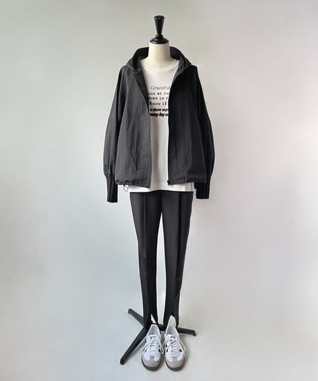 HERENCIA　ヘムスリット センターシーム テーパードパンツ（ブラック）