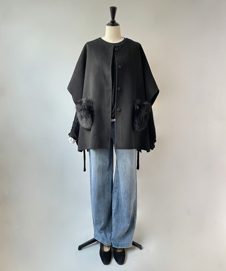 Flat 2WAYファーポケット ウールライク ケープコート（ブラック