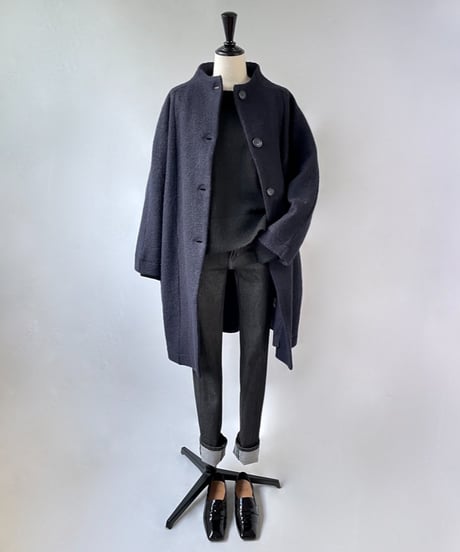 mao made　圧縮ウール デザインラグラン モックネックコート（ネイビー）