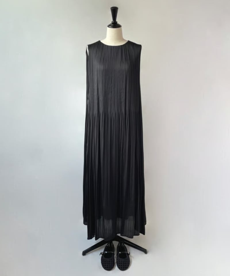 Neo Anemos サテンプリーツ ショルダータック ワンピース（ブラック