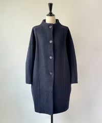 mao made　圧縮ウール デザインラグラン モックネックコート（ネイビー）