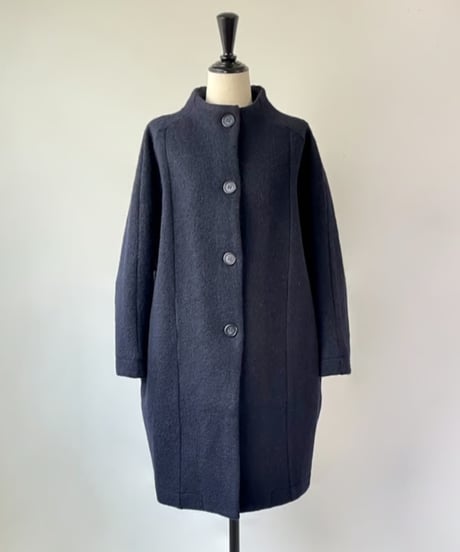 mao made　圧縮ウール デザインラグラン モックネックコート（ネイビー）