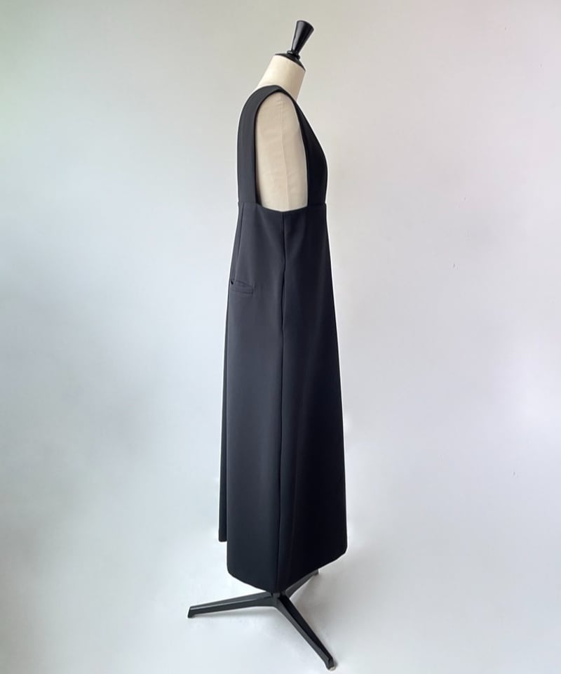 anana（アナナ）の「anana パール付きVサスペンダーワンピース