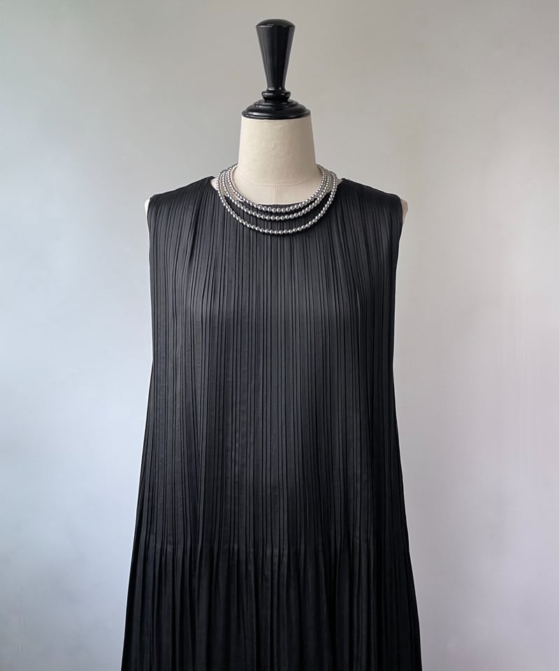 Neo Anemos サテンプリーツ ショルダータック ワンピース（ブラック