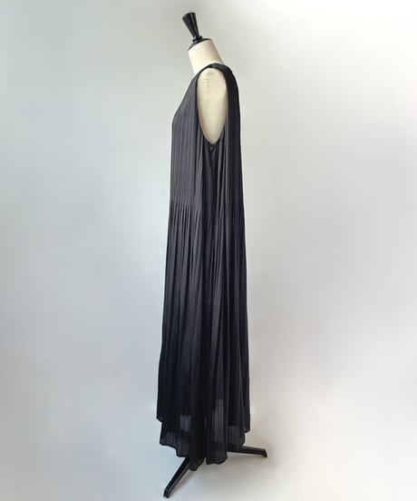 Neo Anemos　サテンプリーツ ショルダータック ワンピース（ブラック）