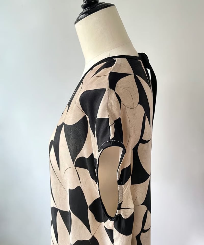 HERENCIA 幾何学プリント サテンツイル ドレス（ベージュ