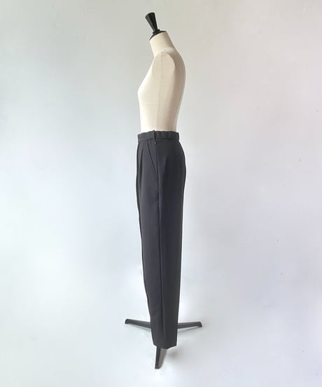 HERENCIA　ヘムスリット センターシーム テーパードパンツ（ブラック）