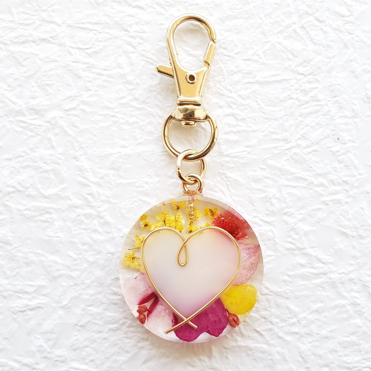 花柄ハートモチーフ キーホルダー パープルビーズ付き　091601 カラフルゼブラ柄ハートのクリアキーホルダー／1個売り – SUNHOSEKI