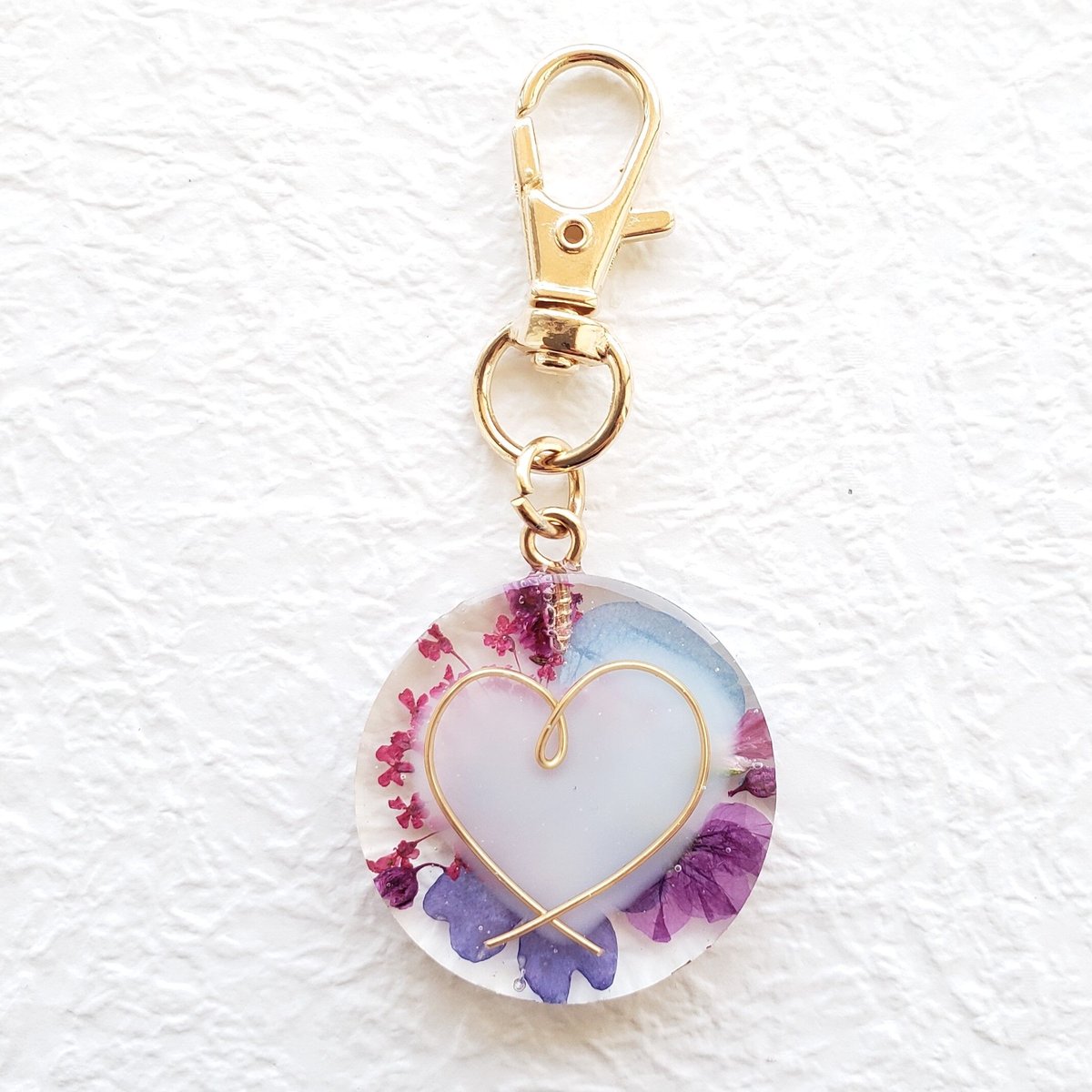 花柄ハートモチーフ キーホルダー パープルビーズ付き　091601 花柄ハートモチーフ キーホルダー パープルビーズ付き 091601