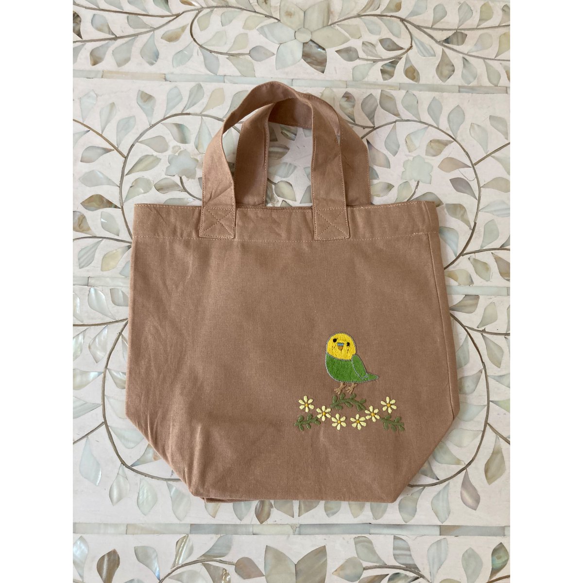 ハンドメイド 刺繍 森の散歩道のト― トバック K-25②】手刺繍お散歩ミニトートバッグS(インコB) | Rangeen