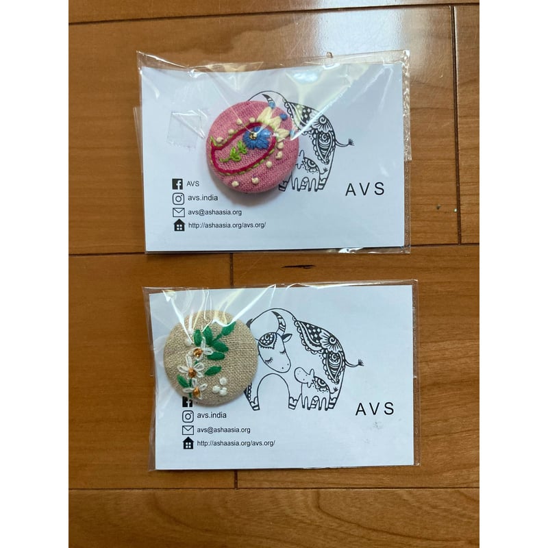 A-21】AVS商品 くるみボタンの刺繍ブローチ | Rangeen Dhaaga 北澤商店
