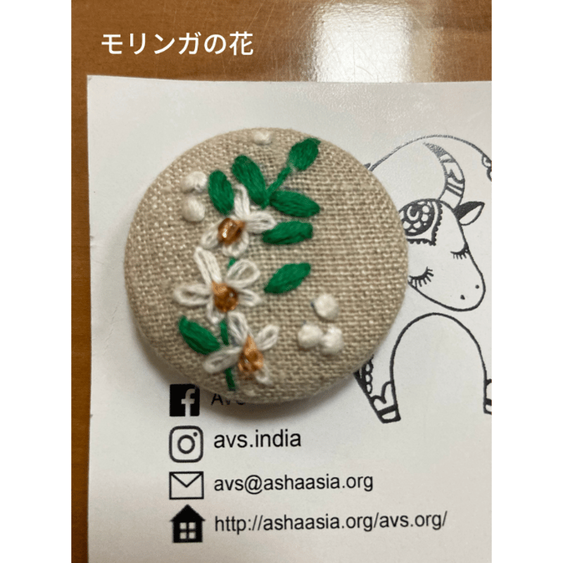 特価)くるみボタン 立体刺繍 ブローチ 猫の刺繍ブローチ smileねこちゃん くるみボタン ハンドメイド