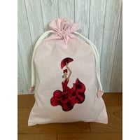 【K-2⑫】手刺繍フラメンコ巾着（薄ピンク地赤グラデーション）Design②