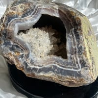 宝物が詰まったトレジャーアゲート（メノウ）カルサイト　クラスター（台付き）