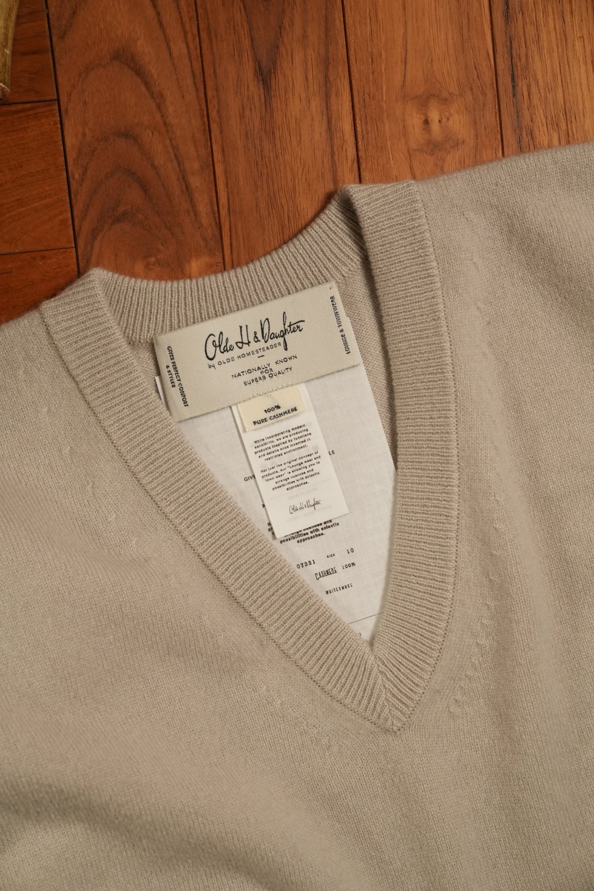 Olde H & Daughter CASHMERE V-NECK KNITWEAR | Mu Olde H & Daughter CASHMERE V-NECK KNITWEAR | Mu