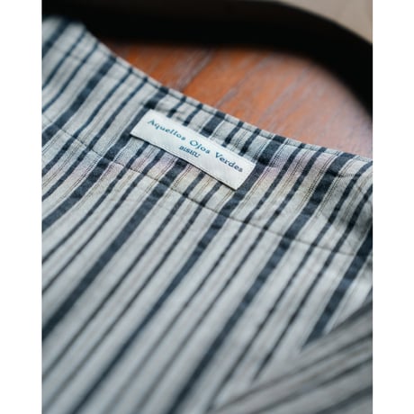 Aquellos Ojos Verdes Classic Stripe V-neck over shirt