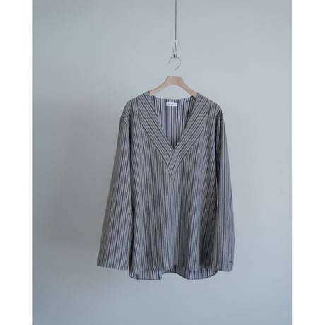 Aquellos Ojos Verdes Classic Stripe V-neck over shirt