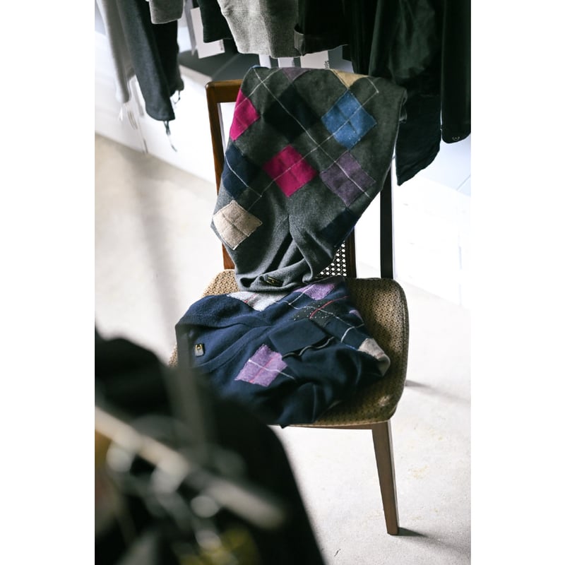 MAATEE&SONS CASHMERE PATCH ARGYLE SWEATER | Mus