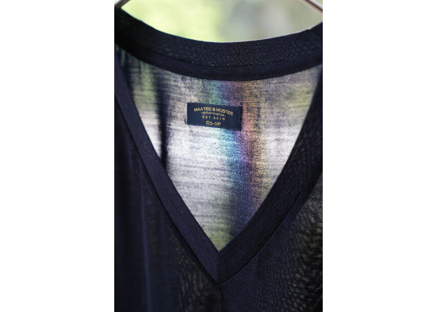 MAATEE & SONS silk V neck Tee 柿の葉別注 ウォッシャブル白シルクV - 手記 ｜ 柿乃葉 / KAKINOHAHANARE