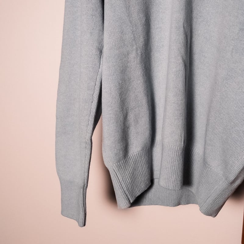 MAATEE&SONS ド度詰めカシミヤVネックセーター MAATEE&SONS V/N SWEATER | Belluria のセレクトアイテム