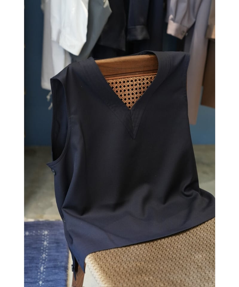 RAINMAKER PULL OVER V-NECK VEST | MusterWerk
