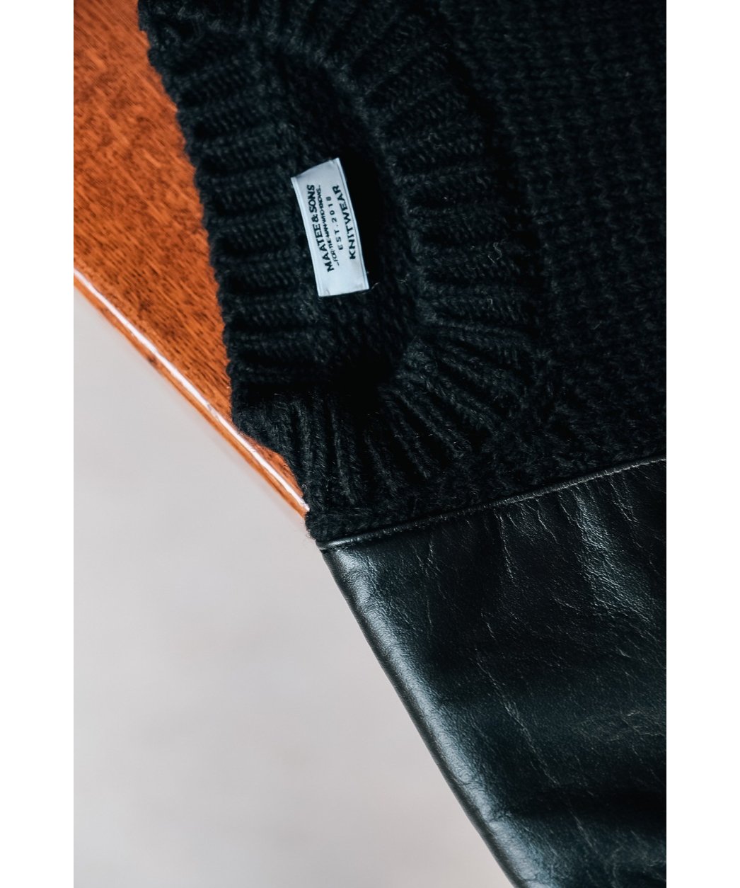 MAATEE&SONS LEATHER PATCH P/O CASHMERE SWEATER