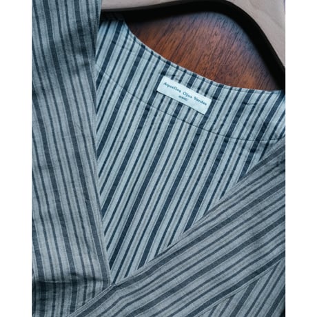 Aquellos Ojos Verdes Classic Stripe V-neck over shirt