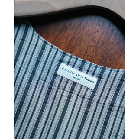Aquellos Ojos Verdes Classic Stripe V-neck over shirt