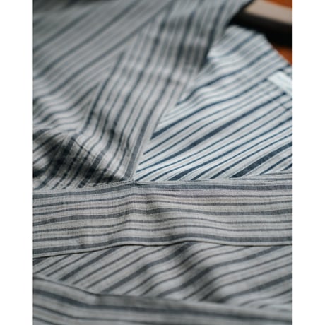 Aquellos Ojos Verdes Classic Stripe V-neck over shirt