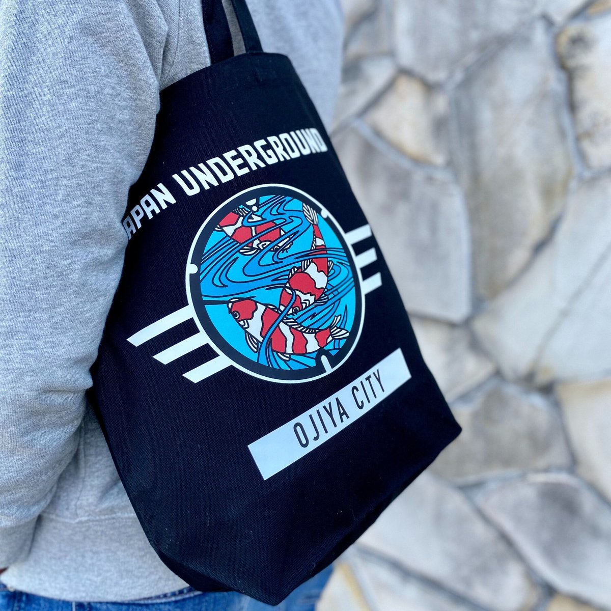 【ファン必見！入手困難！】ボトムズマンホールトートバッグ　スコップドッグ 小千谷市 マンホールトートバッグ ブラック | JAPAN UNDERGROUND