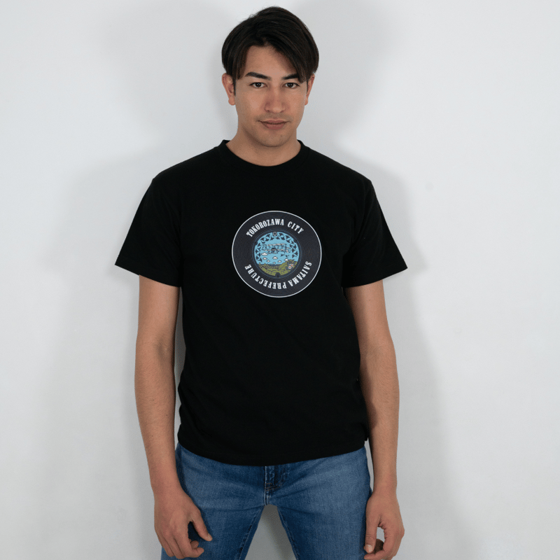 【 Jeans】バーシティロゴ 半袖 Tシャツ ブラック/送料無料 所沢市 マンホールTシャツ | JAPAN UNDERGROUND
