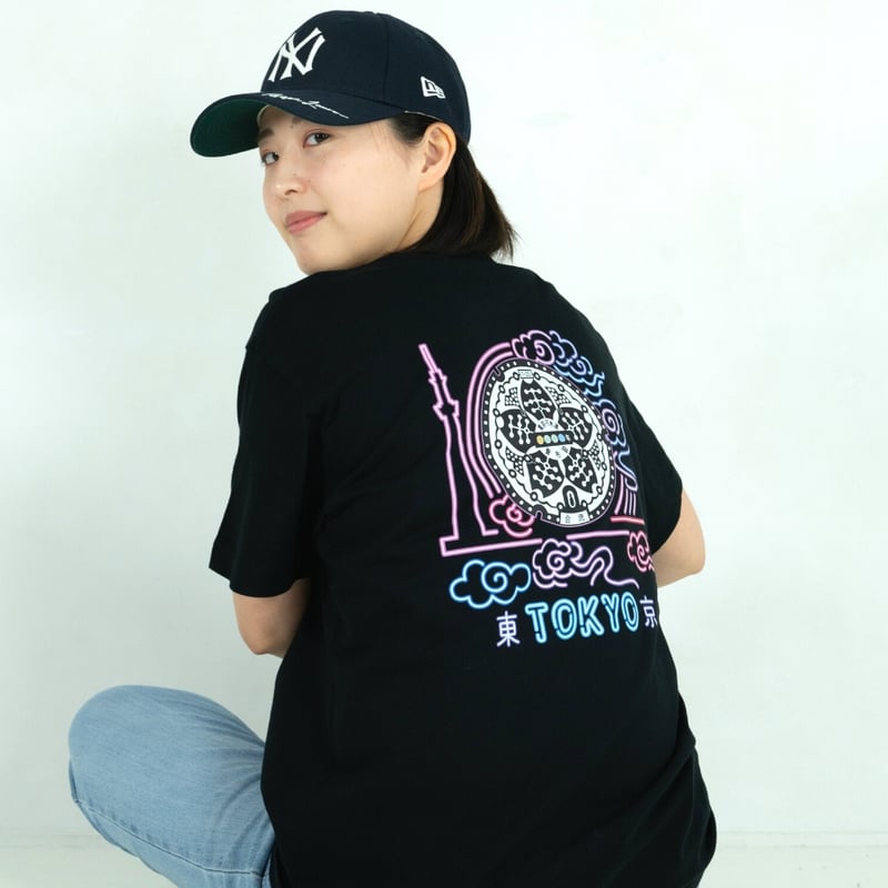 東京都 マンホールTシャツ(ネオン) | JAPAN UNDERGROUND 東京都 マンホールTシャツ(ネオン) | JAPAN UNDERGROUND