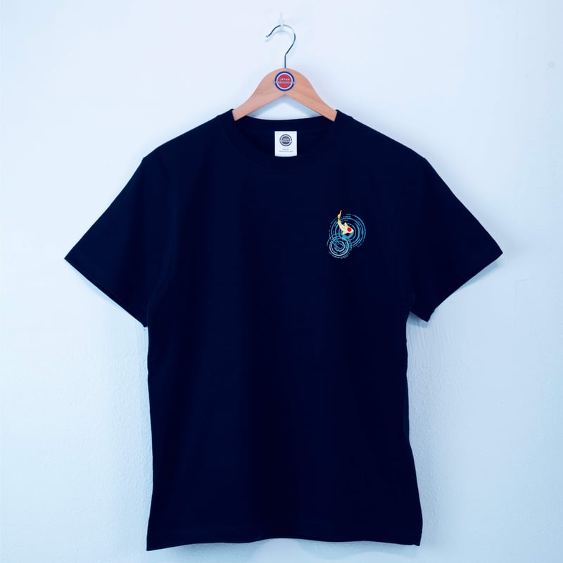 小千谷市 マンホールTシャツ（錦鯉） | JAPAN UNDERGROUND