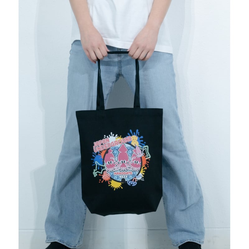 【ファン必見！入手困難！】ボトムズマンホールトートバッグ　スコップドッグ 函館市 マンホールトートバッグ ブラック | JAPAN UNDERGROUND