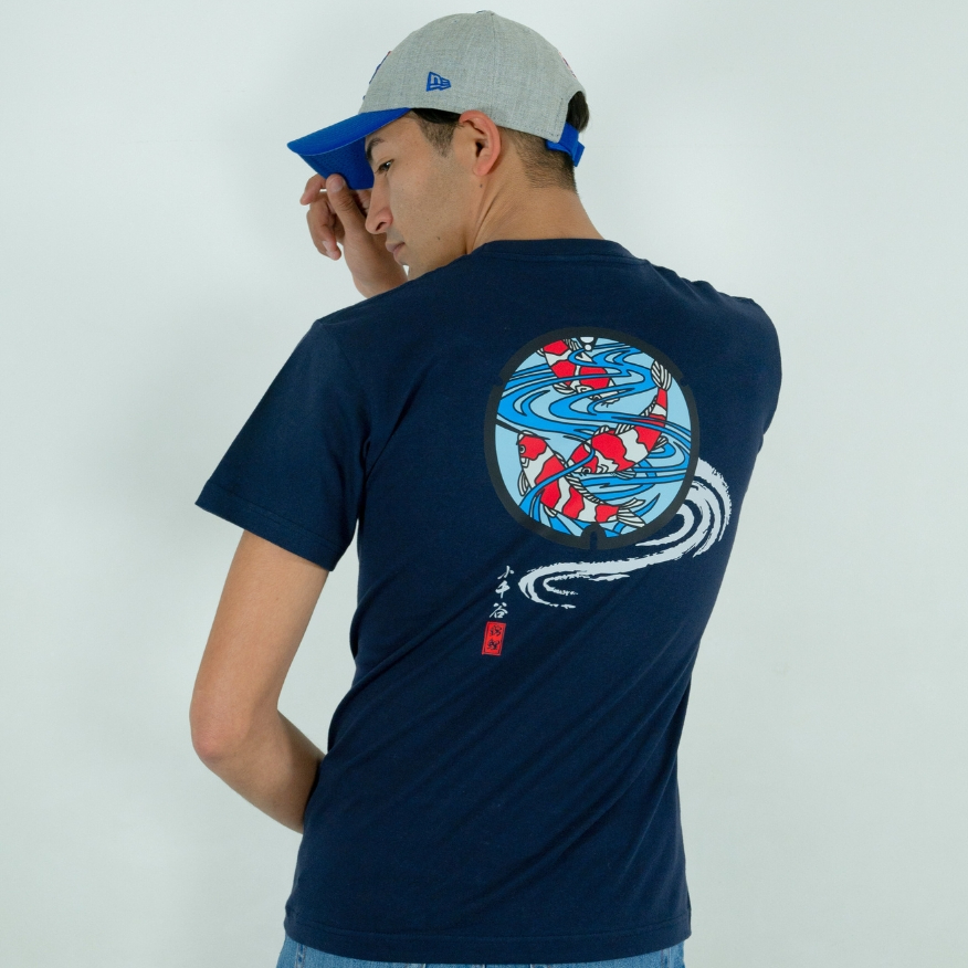 小千谷市 マンホールTシャツ(錦鯉) | JAPAN UNDERGROUND 小千谷市 マンホールTシャツ(錦鯉) | JAPAN UNDERGROUND