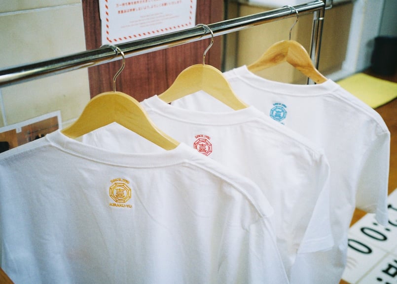 KUZIRA ロゴT 白 黄色文字 新品未開封 XL 2025年最新】kuzira tシャツの人気アイテム - メルカリ
