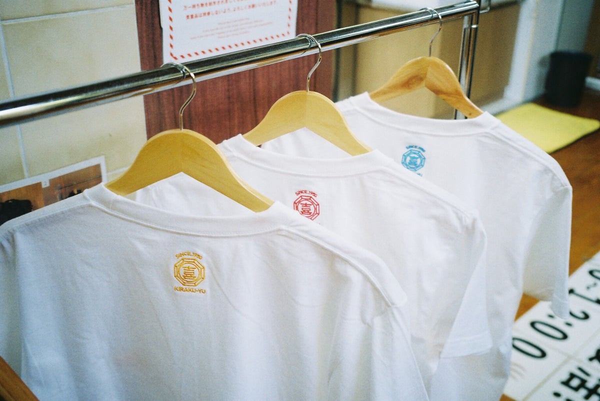 KUZIRA ロゴT 白 黄色文字 新品未開封 XL KUZIRA Tシャツ XLサイズ - メルカリ