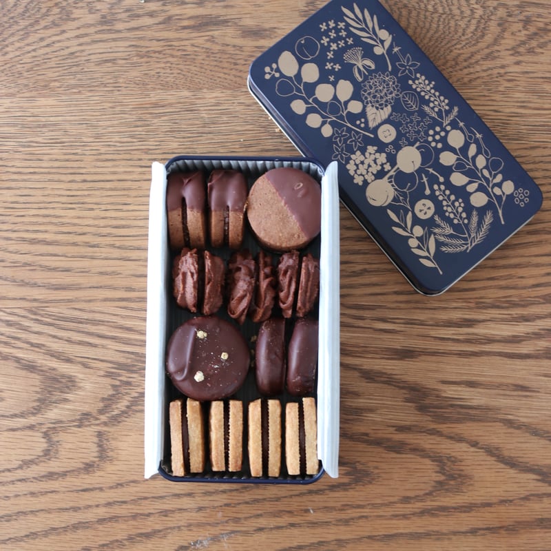 sana】M&S ホットチョコレートトレイン缶&クリスマス限定クッキー缶