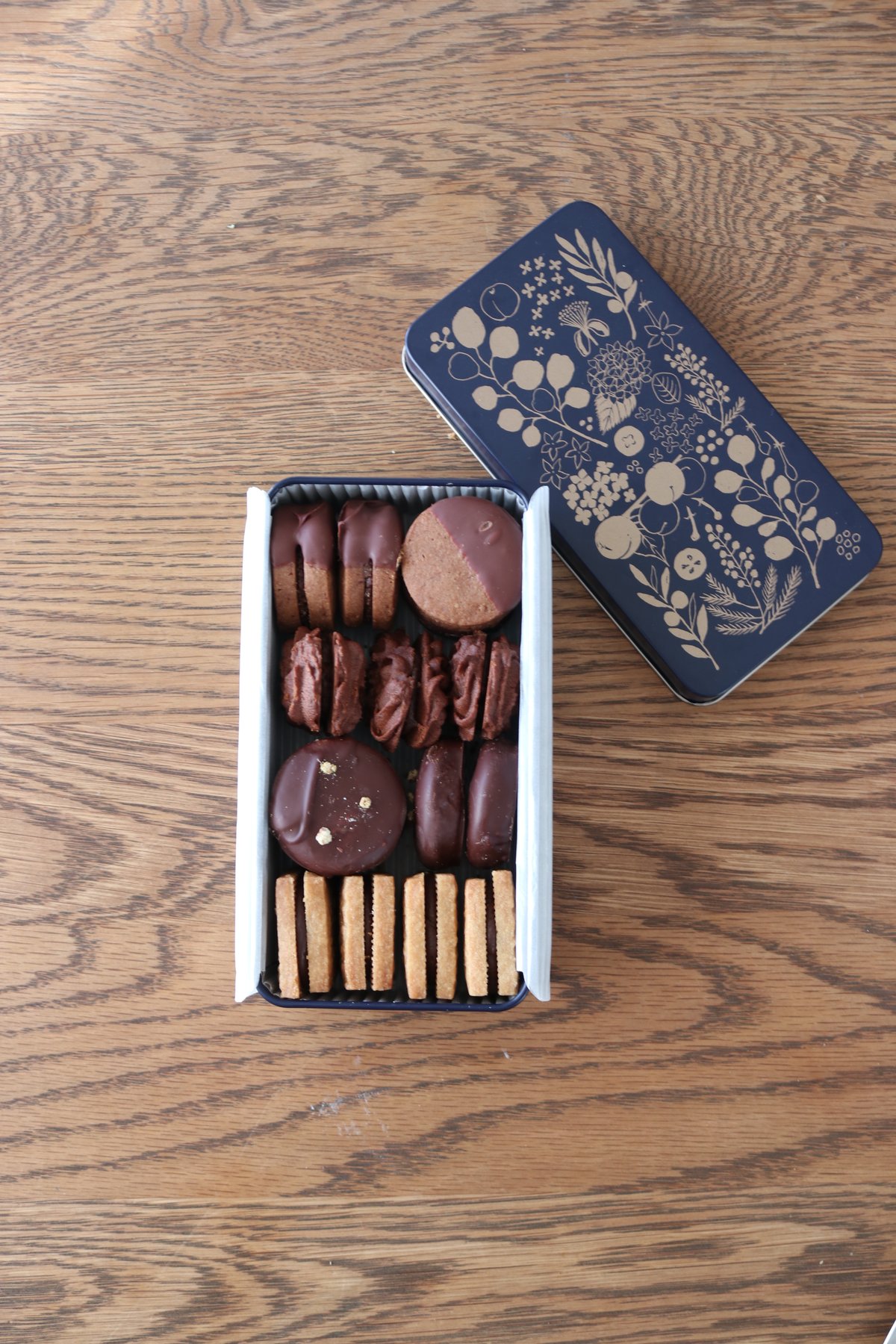chocolat クッキーサンド缶 | ka ha na
