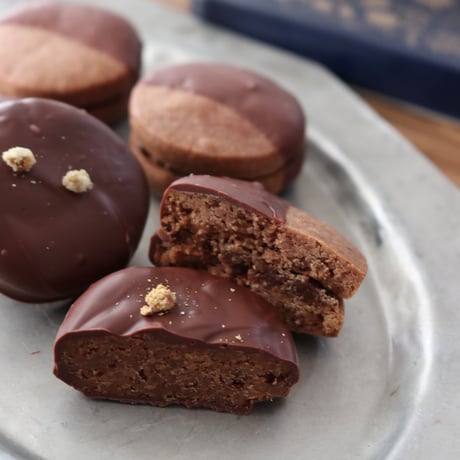 chocolat  クッキーサンド缶