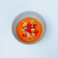 野菜を食べるトマトスープ
