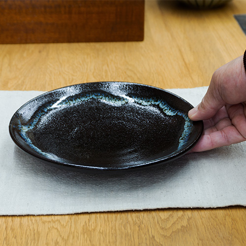 和食器 龍門司焼 大皿 18cm 黒釉白流 | うつわの店 クラフトなかつか 和食器 龍門司焼 大皿 18cm 黒釉白流 | うつわの店 クラフトなかつか